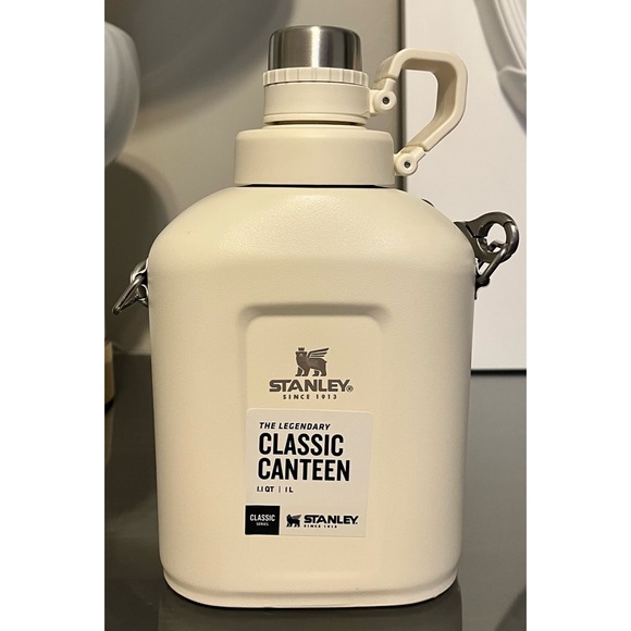 NWT Stanley 1.1 qt. Legendary Classic Canteen, Cream - Picture 1 of 4